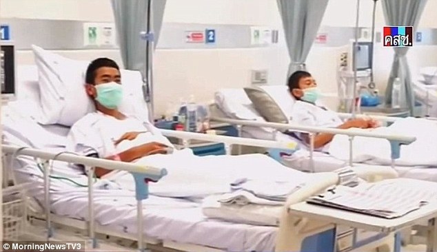 Đội bóng thiếu niên Thái Lan lần đầu xuất hiện sau chiến dịch giải cứu ảnh 1